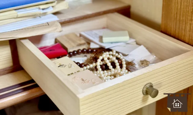 引き出しにいれられた遺品類
