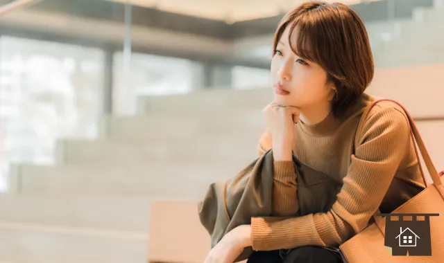 首をかしげる女性