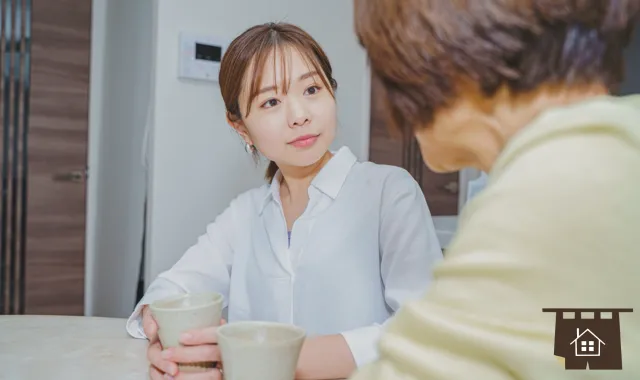 話を聞く女性