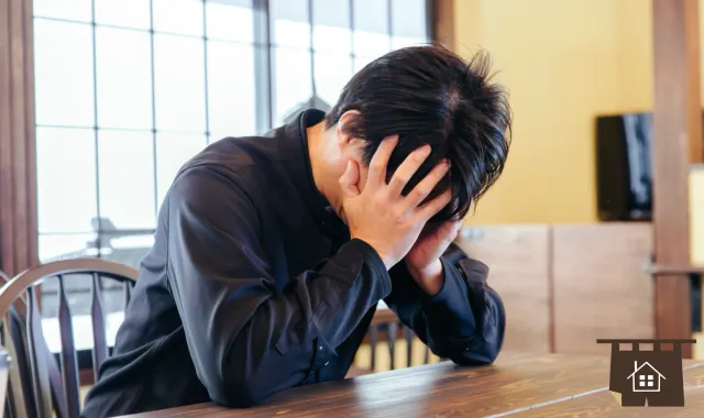 頭を抱える男性