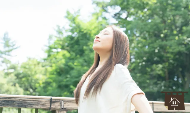 空気を吸う女性