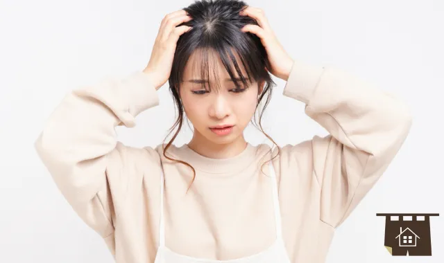頭を抱える女性