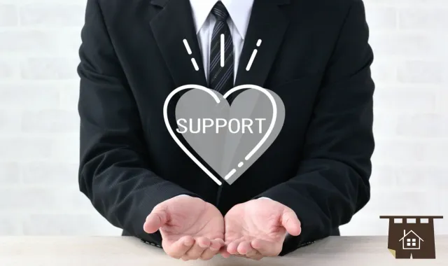 スーツ姿の男性の手のひらの上にSUPPORTのハート